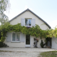 ブドウ棚にかこまれた本社